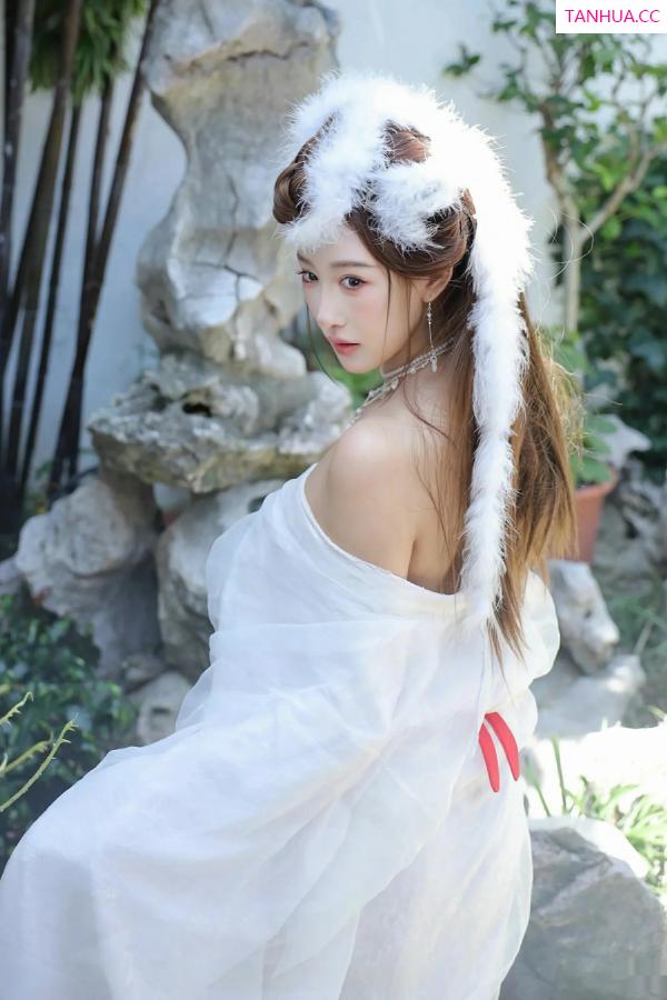   [XiuRen]高清写真图 2025.10.09 No.10843 金允希Yuki 低胸长裙第28张图片
